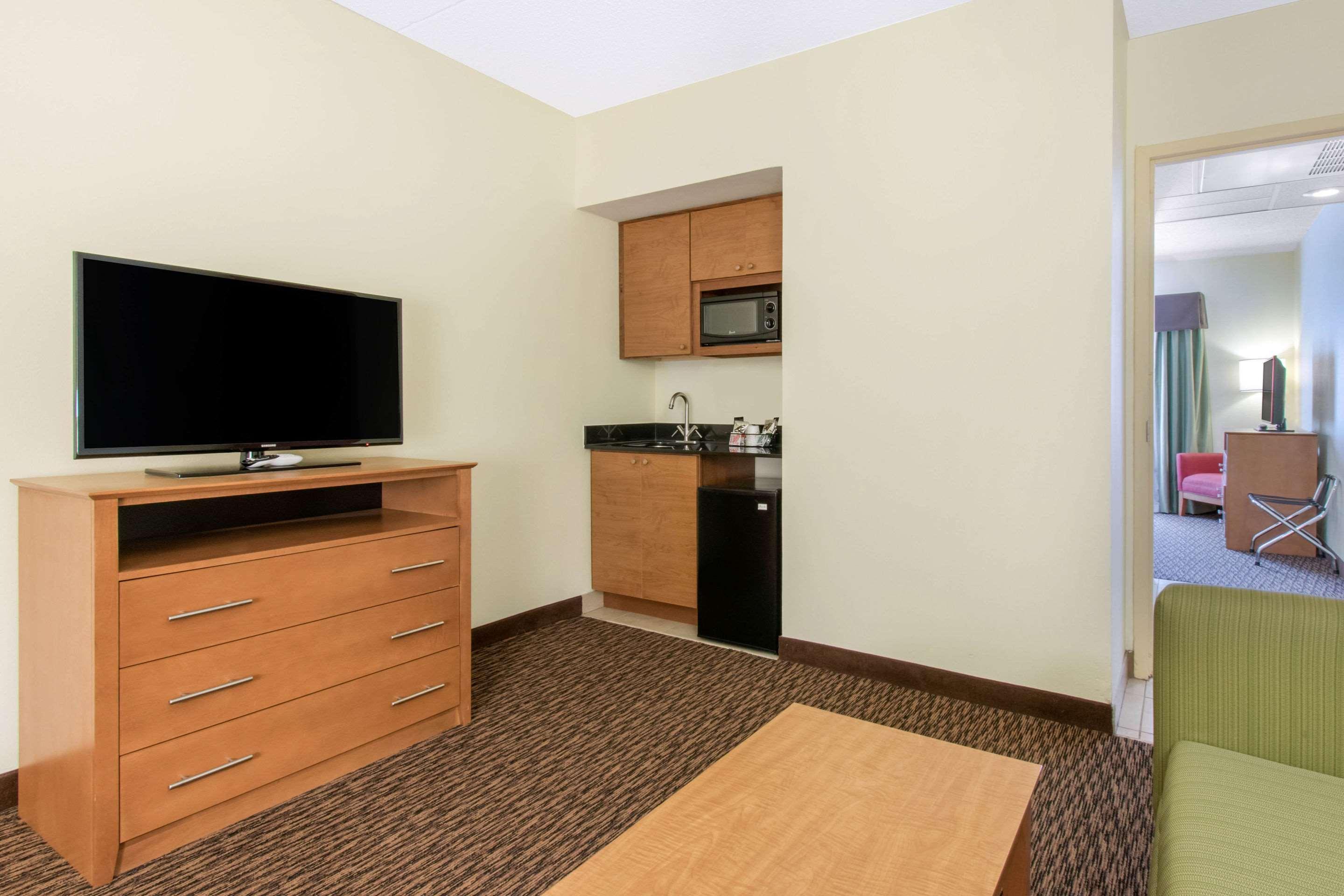 Clarion Hotel & Suites University-Shippensburg Exterior foto