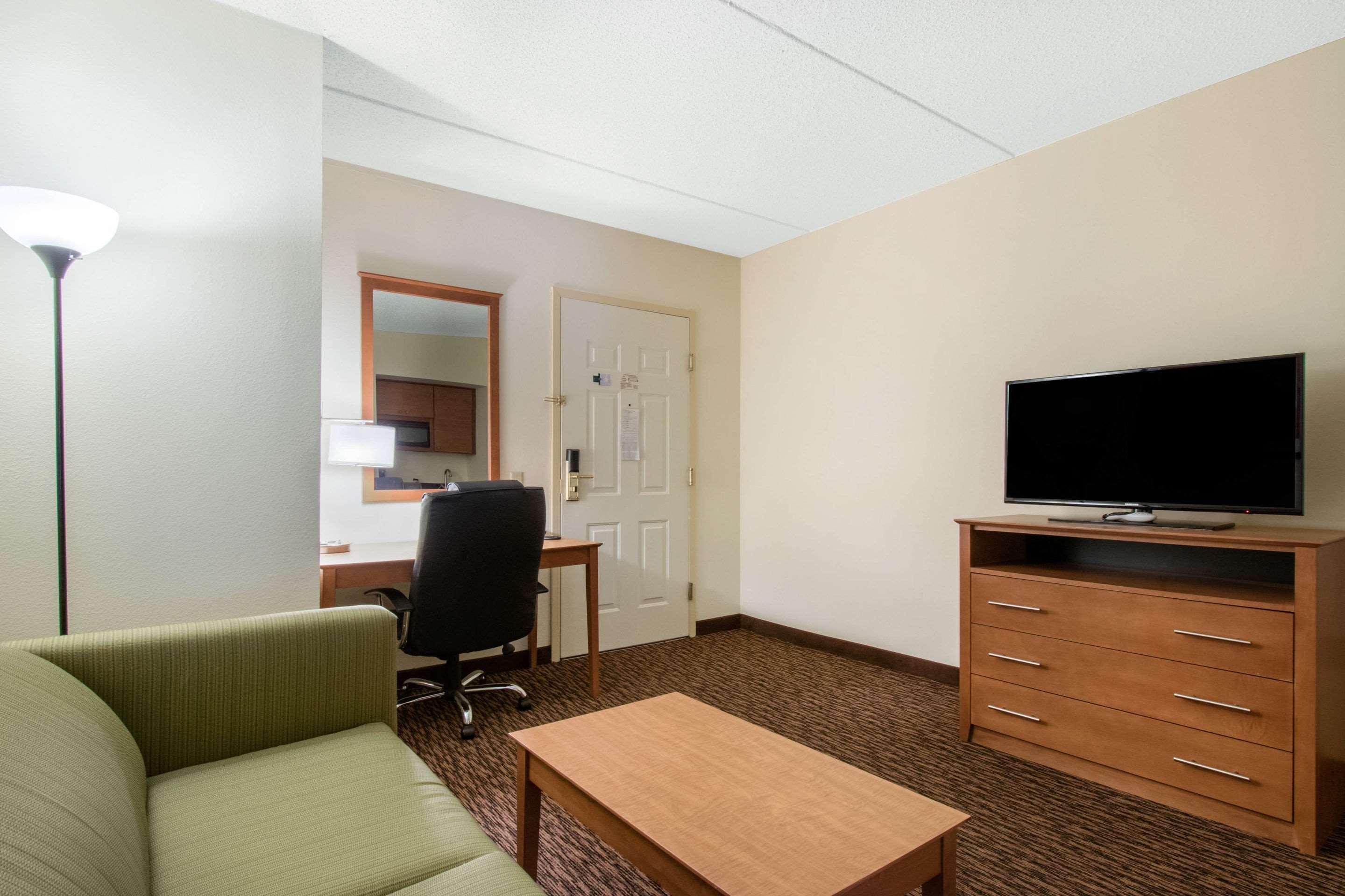 Clarion Hotel & Suites University-Shippensburg Exterior foto