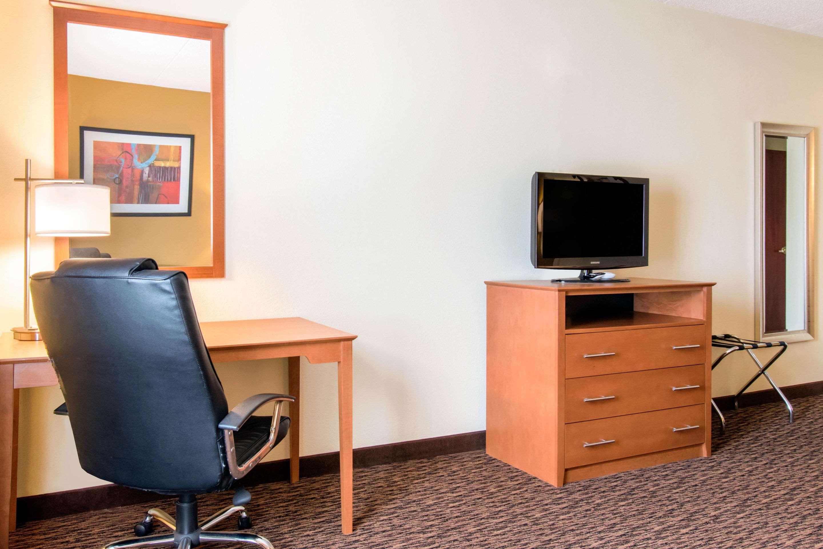 Clarion Hotel & Suites University-Shippensburg Exterior foto