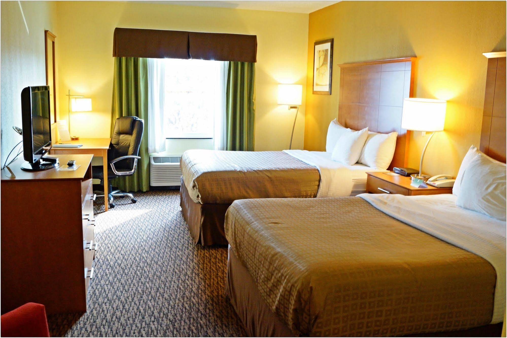 Clarion Hotel & Suites University-Shippensburg Exterior foto