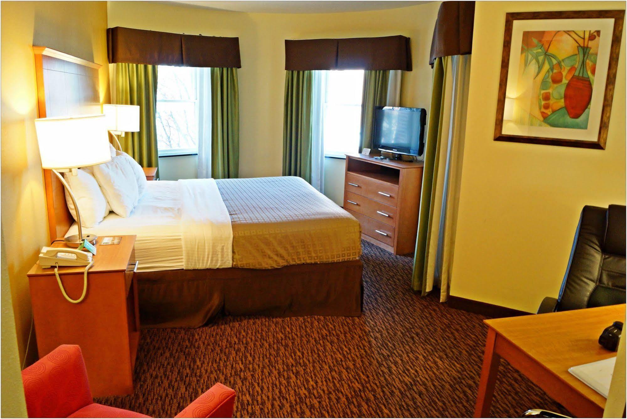 Clarion Hotel & Suites University-Shippensburg Exterior foto